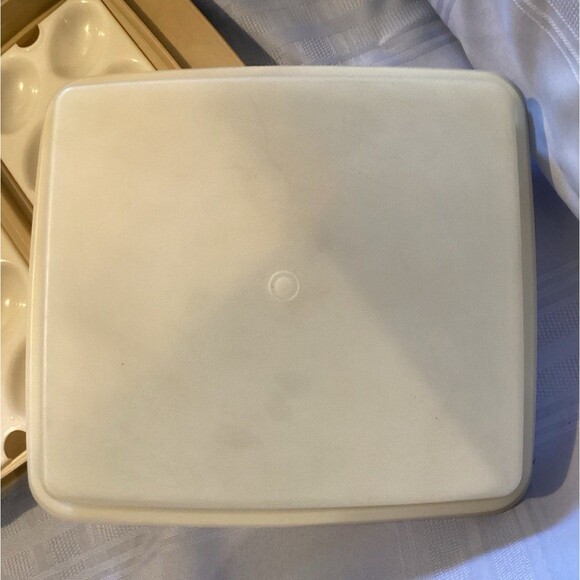 Tupperware Vintage Deviled Egg Tray Keeper Carrier Beige & White - Picture 6 of 7